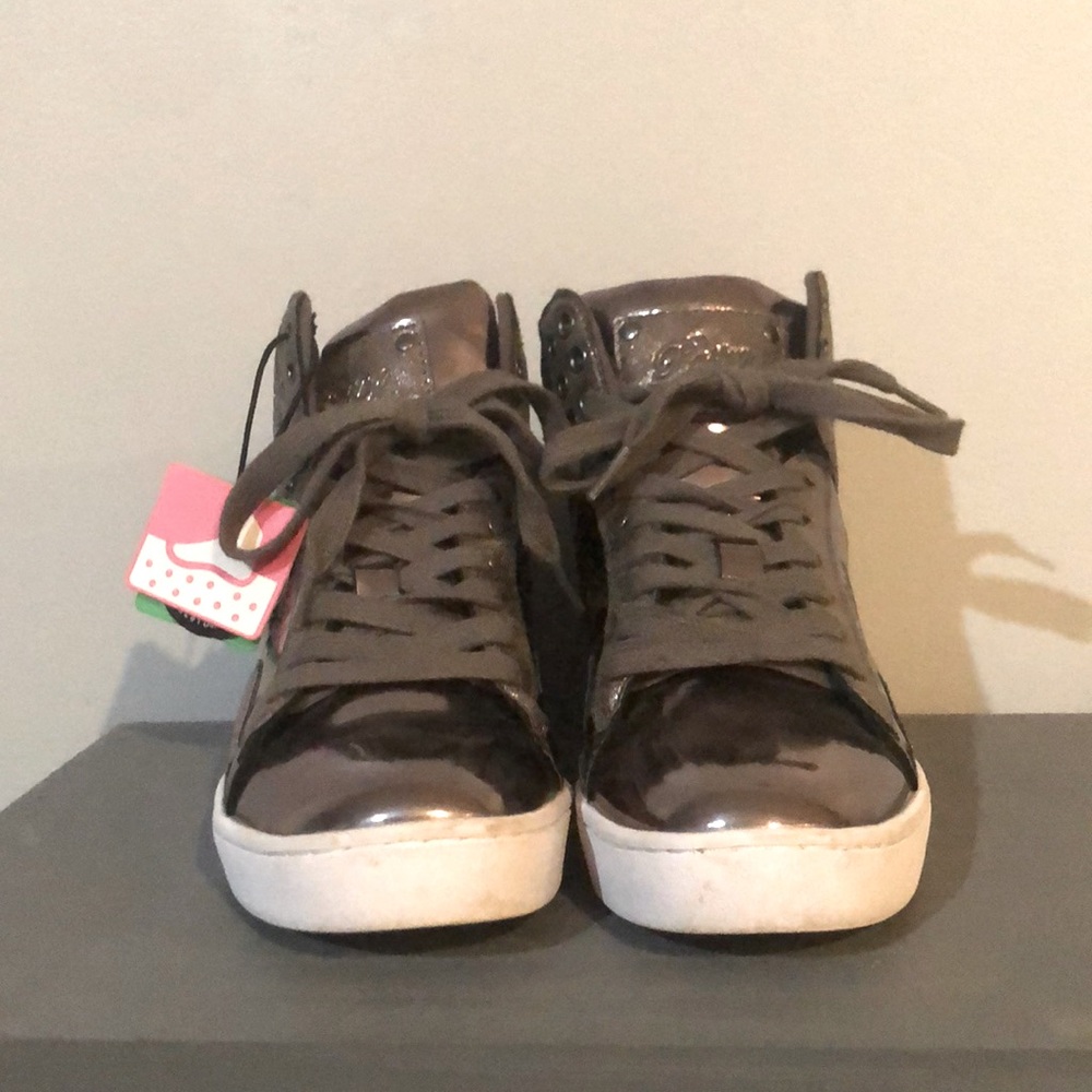 Size 7 women’s pastry’s sneakers. Silver with glitter. New with tags.